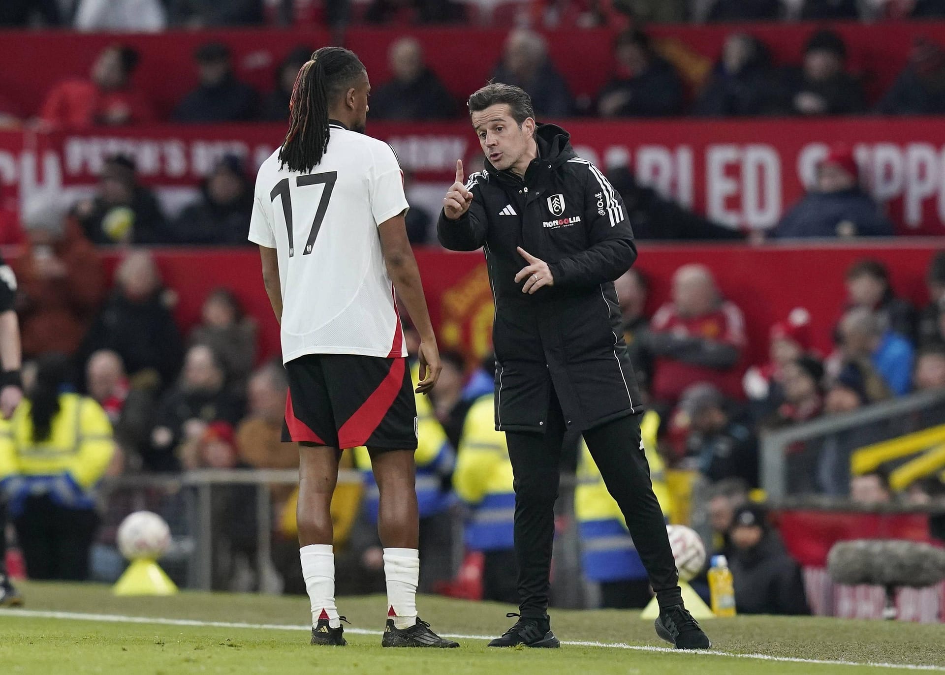 Marco Silva manager of Fulham instructs Alex Iwobi during the Manchester United vs Fulham FA Cup fifth round match